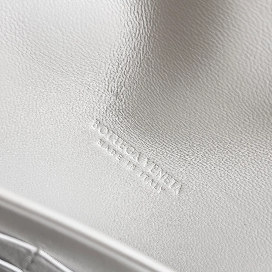 Batch 1160 BV Andiamo clutch wallet is super high-end🤎🤎How come the long clutch bag is so exquisite~ The braided style bag surface paired with all-copper hardware is really warm and high-end. The bag body is super light and can be grabbed easily! It can store a lot of small items and large mobile phones ~ very practical for daily use. Style number: 741504 Size: 19*11.5*3